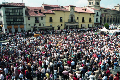 La plaza de San Marcelo llena de gente manifestándose en contra de la ETA.