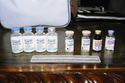 Algunos de los frascos de pastillas hallados en el dormitorio. DEPARTAMENTO DE POLICIÍA DE LOS ÁNGELES
