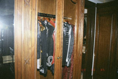 En el armario del dormitorio el cantante guardaba algunas de las chaquetas que solía lucir el cantante. DEPARTAMENTO DE POLICÍA DE LOS ÁNGELES