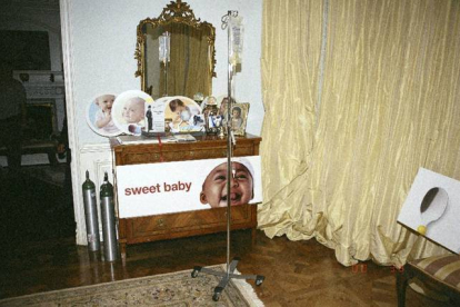 En la cómoda del dormitorio había fotos de bebés y una imagen de Charles Chaplin. DEPARTAMENTO DE POLICÍA DE LOS ÁNGELES