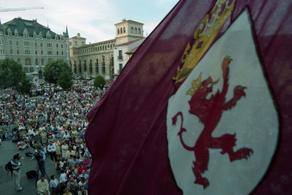 Miles de leoneses se manifiestan en contra de ETA en la plaza de San Marcelo.