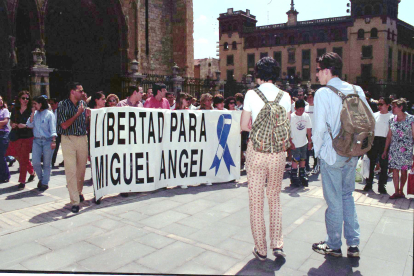Leoneses se manifiestan a favor de la libertad de Miguel Ángel Blanco en la Catedral de León.