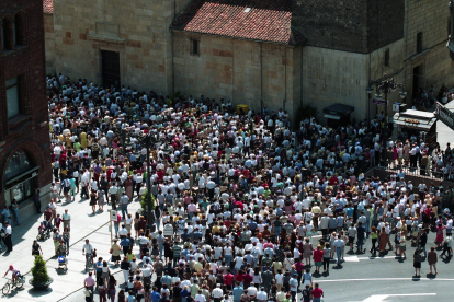 Miles y miles de personas arremolinadas en el centro de León.