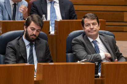 Gallardo y Mañueco ayer, en el pleno en el que se pidió la reprobación del vicepresidente. R. GARCÍA