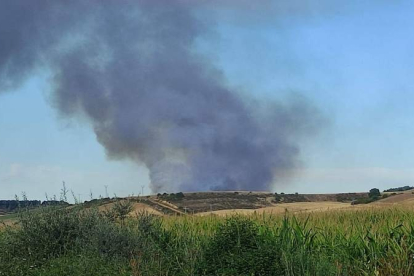 El humo del fuego declarado en Valdepolo se veía desde varios puntos de la provincia. DL