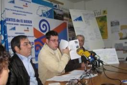 Marcelino Taboada, Iván Alonso, y Luis Linares, ayer en la sede del Partido del Bierzo en Ponferrada