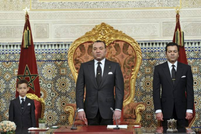 El rey de Marruecos, Mohamed VI, entre su hijo y su hermano. EFE