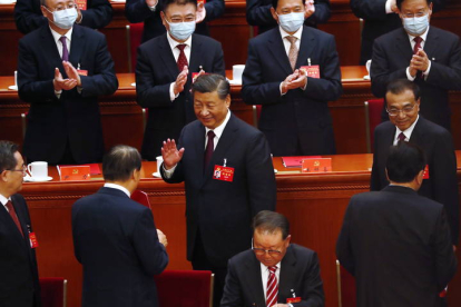El presidente chino, Xi Jinping, ayer, tras ser reelegido en su puesto. EFE