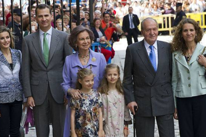 La familia real acude a la misa de Pascua en la catedral de Palma de Mallorca.