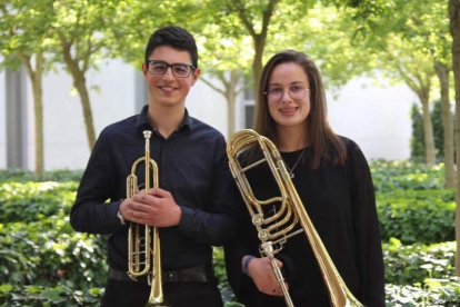 Patricio Martín y Beatriz Fernández, fogeados en la cantera del Conservatorio Cristóbal Halffter han formado el Dúo Espontáneo de trompeta y trombón. El jueves tocan en la Bodega del Castillo. DL