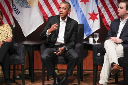 Obama (centro) participa en una charla sobre la organización comunitaria y el compromiso cívico en la Universidad de Chicago (Illinois), el 24 de abril.