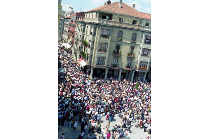 Miles de leoneses se manifiestan a favor de la libertad de Miguel Ángel Blanco.