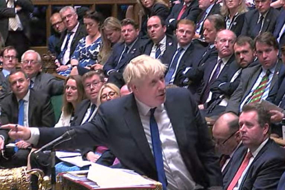 Boris Johnson ayer, en la Cámara de los Comunes, durante su intervención. PARLIAMENTLIVE TV / HANDOUT