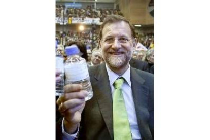 Rajoy, con una botella de agua, en su mitin de Murcia