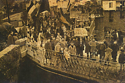 Manifestación a favor de Azaña en febrero de 1936. El niño Emilio Silva Santín pedía una escuela
