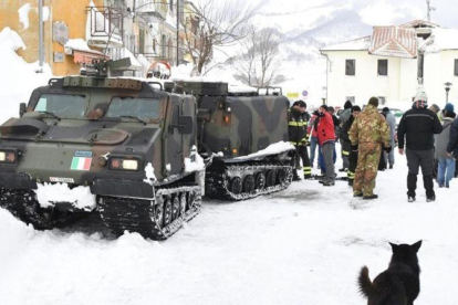 Miembros del Ejército italiano llegan con víveres a Campotosto, el 19 de enero.