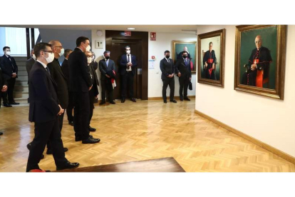Pedro Sánchez contempla la ‘galería de ilustres’ de la Conferencia Episcopal, ayer en Madrid. POOL MONCLOA/FERNANDO CALVO