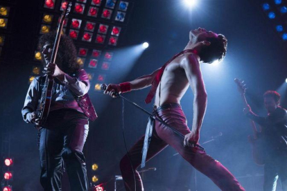 Gwilym Lee como Brian May (izquierda) y Rami Malek como Freddie Mercury en el filme Bohemian Rhapsody.