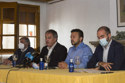 De derecha a izquierda, Guzmán, Peyuca, García y Ortiz durante la rueda de prensa. FERNANDO OTERO