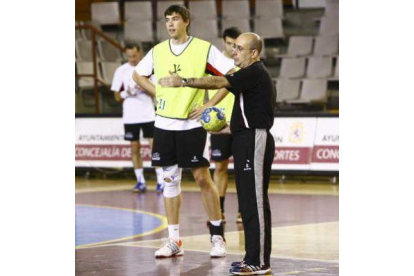El técnico Jordi Ribera da instrucciones a sus jugadores durante un entrenamiento