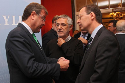 El presidente del CES de Castilla y León, Germán Barrios (D), acompañado por el alcalde de León, Antonio Silván (I) y el secretario general de UGT en la Comunidad, Agustín Prieto