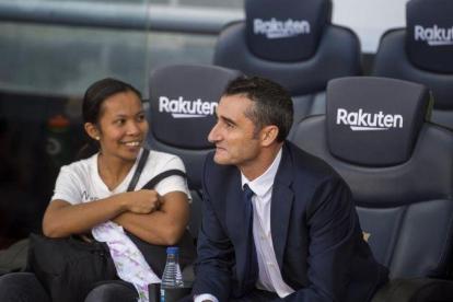 La asistenta de Rakitic junto a Valverde antes del inicio del Barça-Athletic en el Camp Nou.