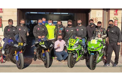 Sergio con los integrantes de Vallinas Motor Sport y los de su futuro equipo, el Alma Racing Team. DL