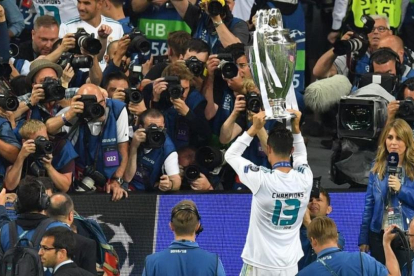 Cristiano Ronaldo, con la Copa, en Kiev.