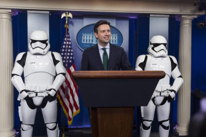 El secretario de prensa Josh Earnest, escoltado por dos Stormtroopers, durante la rueda de prensa en la Casa  Blanca.
