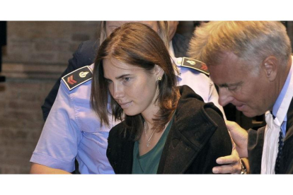 La estudiante estadounidense Amanda Knox se emociona a su llegada al tribunal de Perugia.