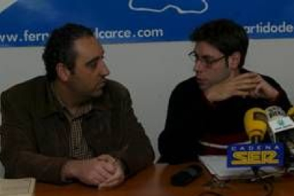 Fernando Valcarce, a la izquierda, escucha a Iván Alonso durante una rueda de prensa