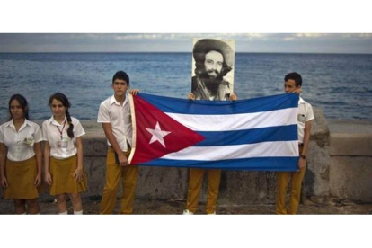 Estudiantes de La Habana en un acto institucional por el líder revolucionario Camilo Cienfuegos, este lunes.