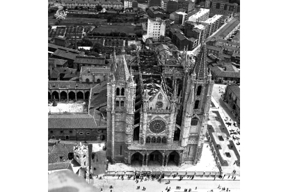 Vista aérea en la que se aprecia cómo quedó la Catedral tras el incendio de 1966. ICAL