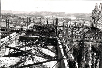 Los canónigos contemplando el tejado de la Catedral tras el incendio. ICAL