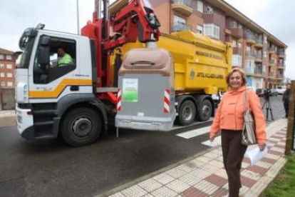 Ordás muestra cómo el recién estrenado camión de recogida eleva uno de los nuevos contenedores