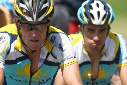 Armstrong junto a Contador durante el Tour de 2009. El americano quedó tercero mientras que el español logró quitarle la victoria. Foto: AFP