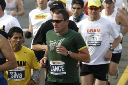 El siete veces campeón del Tour de Francia corriendo la maratón de Nueva York del año 2006. Foto: REUTERS