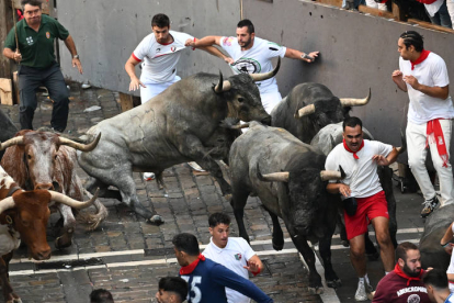 Segundo encierro de los sanfermines 2023. ELOY ALONSO / J. P. URDIOZ / VILLAR LÓPEZ / JESÚS DIGES