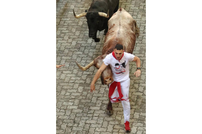 Segundo encierro de los sanfermines 2023. ELOY ALONSO / J. P. URDIOZ / VILLAR LÓPEZ / JESÚS DIGES