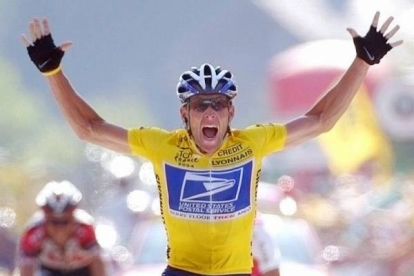 En 2004, Armstrong se convierte en el primer ciclista en conseguir seis Tours consecutivos. Foto: AP