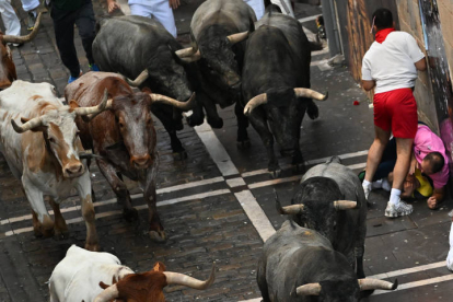 Segundo encierro de los sanfermines 2023. ELOY ALONSO / J. P. URDIOZ / VILLAR LÓPEZ / JESÚS DIGES