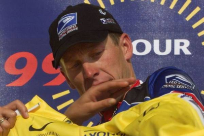 Lance Armstrong se vistió de amarillo en el Tour del 99 ya desde el prólogo, donde ganó en la contrarreloj. Foto: AP