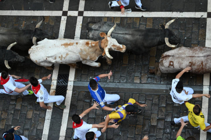 Segundo encierro de los sanfermines 2023. ELOY ALONSO / J. P. URDIOZ / VILLAR LÓPEZ / JESÚS DIGES