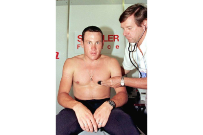 Armstrong durante un examen médico previo al Tour del 96; poco después anunciaría que sufría un cáncer de testículos. Foto: REUTERS