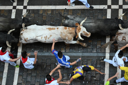 Segundo encierro de los sanfermines 2023. ELOY ALONSO / J. P. URDIOZ / VILLAR LÓPEZ / JESÚS DIGES