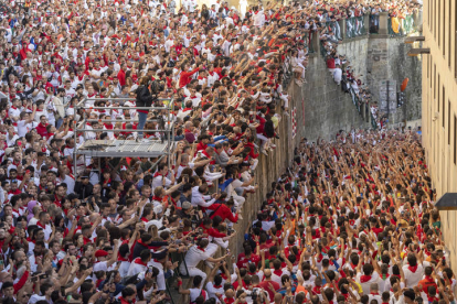 Segundo encierro de los sanfermines 2023. ELOY ALONSO / J. P. URDIOZ / VILLAR LÓPEZ / JESÚS DIGES