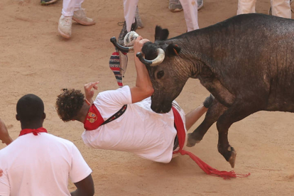 Segundo encierro de los sanfermines 2023. ELOY ALONSO / J. P. URDIOZ / VILLAR LÓPEZ / JESÚS DIGES