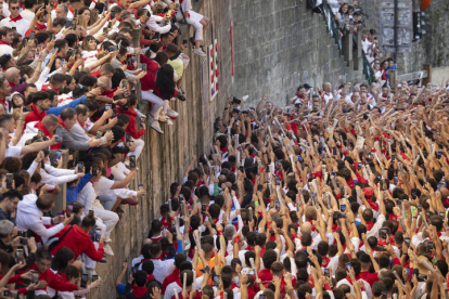 Segundo encierro de los sanfermines 2023. ELOY ALONSO / J. P. URDIOZ / VILLAR LÓPEZ / JESÚS DIGES