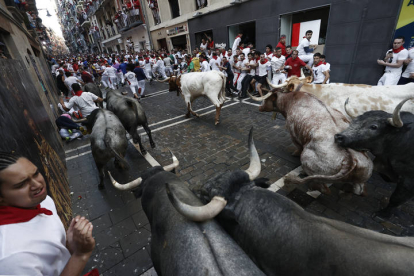 Segundo encierro de los sanfermines 2023. ELOY ALONSO / J. P. URDIOZ / VILLAR LÓPEZ / JESÚS DIGES