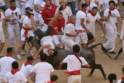 Segundo encierro de los sanfermines 2023. ELOY ALONSO / J. P. URDIOZ / VILLAR LÓPEZ / JESÚS DIGES